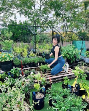 Ryoko Kobayashi Instagram - .
いつもは作業着だけど
今日くらいは…ね？🫢

なんと…気づいたら…
株式会社AGRIKO 
2歳のお誕生日を迎えていました🎂

日付感覚がなくなっていたら
@terumitsu_bakery さんからの
サプライズでびっくり✨🥹

会社運営は想像以上にタフだけど、
人生で一番楽しく刺激的な毎日⚡️

起業当時より協力してくださる皆さま
頼りになるファームスタッフ
そしてイベントの度に応援してくださる皆さま
沢山の方にご協力いただき
2周年を迎えられたこと
改めて感謝です
🙏🏻🥬🐟

AGRIKO FARMはまだまだ始まったばかり。
3年目も元気に迎えられるよう、
温かい目で見守っていただけたら嬉しいです。
よろしくお願いします。

ps.
お祝いパンは、農園のスタッフさんや
Giftedさんと皆で美味しく頂きました🥰
照光さん、いつもありがとうございます！

@agrikofarm #2周年 #2周年記念 #世田谷