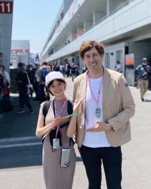 Ryoko Kobayashi Instagram - .
連休、いかがお過ごしですか？
私は小林家恒例のSuperGTへ🏎

J-WAVE @stepone813 で
ご一緒しているサッシャさんは
GTの実況もされていて、
なんと！
パドックを案内してくださいました🥺❤️

いつも会場でお会いしている
GT仲間達にも会えて　
久々のお休みを満喫🥰
明日からまた頑張れそうー
GTでお世話になった皆さま
ありがとうございました🙇‍♀️

#富士スピードウェイ #supergt