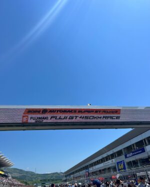 Ryoko Kobayashi Instagram - .
連休、いかがお過ごしですか？
私は小林家恒例のSuperGTへ🏎

J-WAVE @stepone813 で
ご一緒しているサッシャさんは
GTの実況もされていて、
なんと！
パドックを案内してくださいました🥺❤️

いつも会場でお会いしている
GT仲間達にも会えて　
久々のお休みを満喫🥰
明日からまた頑張れそうー
GTでお世話になった皆さま
ありがとうございました🙇‍♀️

#富士スピードウェイ #supergt