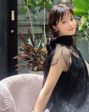 Ryoko Kobayashi Instagram - .
受賞式おふしょ📷✌️

10人は当日会場で発表だったので、
まさか選ばれる訳ないと思いながら、
ドギマギと会場へいく私を
お衣装とメイクが応援してくれました💪
お可愛〜♡

ニューヨーク、ロンドンをはじめとした世界各地で
開催されている、世界最大級の
マーケティング＆コミュニケーションのプレミアイベント「Advertising Week」のアジア版
「Advertising Week Asia 2023」にて開催された
「Future is Female Awards」において、
“次世代の活躍を担うファイナリスト10人”に選出されました。

起業当初より
応援してくださった皆さま
ありがとうございます🙇‍♀️💓

@agrikofarm 

#awa #futereisfealeaward #award