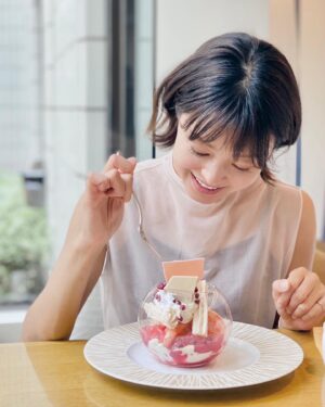 Ryoko Kobayashi Instagram - .
ぱくぱくぱーく。

今日お会いする皆さんに
「聖母アビゲイル怖いです」って
言われてしまうので
せめて盛れた写真を！🍰

少し前にJ-WAVEのラジオで
ご紹介させていただいたご縁を
なかのさんが結んでくださって
ヨックモック青山本店
ブルーブリックラウンジでスィ会🥰
ありが糖ございました💓

@saitomasanori さん
@yorosweets

あ！明日2023年9月9日は午後4時〜5時15分
テレビ愛知開局40周年記念ドラマ
「秀吉、スタートアップ企業で働く」放送です！

テレビ東京系列6局ネットで放送
テレビ愛知・テレビ東京
テレビ大阪・テレビ北海道
テレビせとうち・TVQ 九州放送

ぜひご覧くださいませ！
#秀吉働く