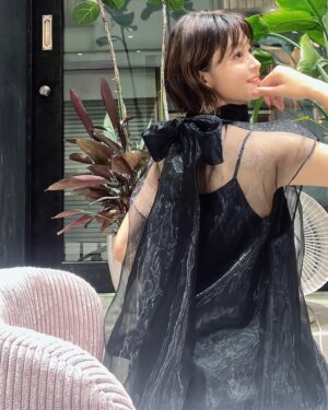 Ryoko Kobayashi Instagram - .
受賞式おふしょ📷✌️

10人は当日会場で発表だったので、
まさか選ばれる訳ないと思いながら、
ドギマギと会場へいく私を
お衣装とメイクが応援してくれました💪
お可愛〜♡

ニューヨーク、ロンドンをはじめとした世界各地で
開催されている、世界最大級の
マーケティング＆コミュニケーションのプレミアイベント「Advertising Week」のアジア版
「Advertising Week Asia 2023」にて開催された
「Future is Female Awards」において、
“次世代の活躍を担うファイナリスト10人”に選出されました。

起業当初より
応援してくださった皆さま
ありがとうございます🙇‍♀️💓

@agrikofarm 

#awa #futereisfealeaward #award