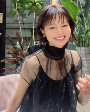 Ryoko Kobayashi Instagram - .
受賞式おふしょ📷✌️

10人は当日会場で発表だったので、
まさか選ばれる訳ないと思いながら、
ドギマギと会場へいく私を
お衣装とメイクが応援してくれました💪
お可愛〜♡

ニューヨーク、ロンドンをはじめとした世界各地で
開催されている、世界最大級の
マーケティング＆コミュニケーションのプレミアイベント「Advertising Week」のアジア版
「Advertising Week Asia 2023」にて開催された
「Future is Female Awards」において、
“次世代の活躍を担うファイナリスト10人”に選出されました。

起業当初より
応援してくださった皆さま
ありがとうございます🙇‍♀️💓

@agrikofarm 

#awa #futereisfealeaward #award