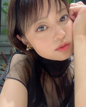 Ryoko Kobayashi Instagram - .
受賞式おふしょ📷✌️

10人は当日会場で発表だったので、
まさか選ばれる訳ないと思いながら、
ドギマギと会場へいく私を
お衣装とメイクが応援してくれました💪
お可愛〜♡

ニューヨーク、ロンドンをはじめとした世界各地で
開催されている、世界最大級の
マーケティング＆コミュニケーションのプレミアイベント「Advertising Week」のアジア版
「Advertising Week Asia 2023」にて開催された
「Future is Female Awards」において、
“次世代の活躍を担うファイナリスト10人”に選出されました。

起業当初より
応援してくださった皆さま
ありがとうございます🙇‍♀️💓

@agrikofarm 

#awa #futereisfealeaward #award