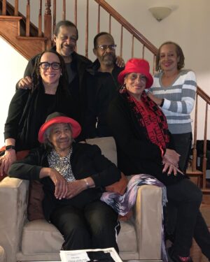 S. Epatha Merkerson Instagram - Happy Siblings Day! Me, Zephry, Barrie, Linda , Debbie and Ma! Love this group! They can really make me laugh. Celebrating all of you today. #mysupportsystem #bigbrothers #bigsisters ❤️❤️❤️