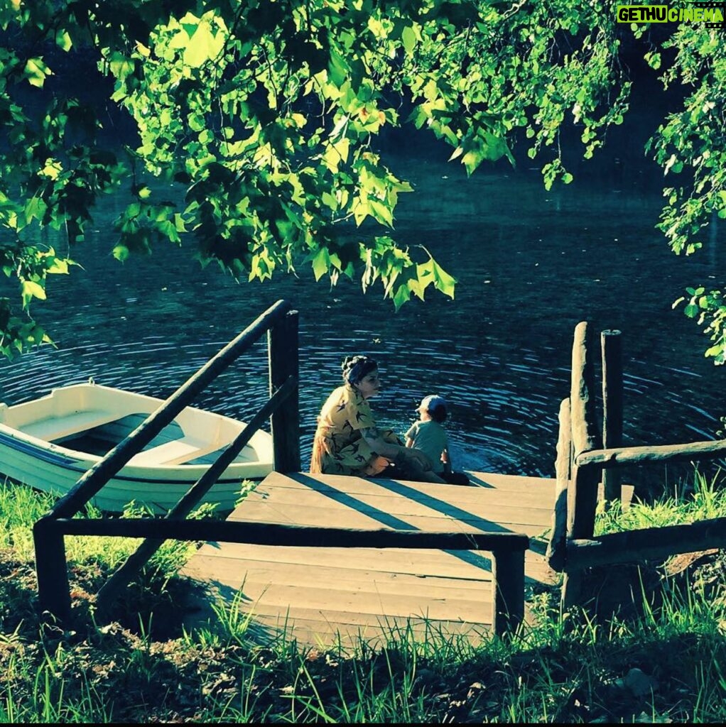Sónia Tavares Instagram - Sempre sonhei viver à beira de um rio. Talvez um dia consiga chorar-me um.