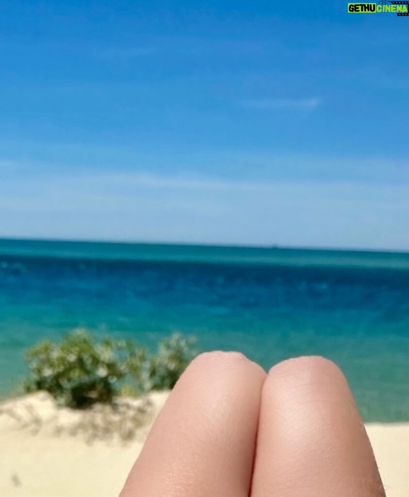 Sónia Tavares Instagram - Fui ao mar colher cordões e no mar cordões colhi. 🌊 Deslize para a esquerda com o dedo indicador, para ver a outra fotografia, que eu postei, no seguimento da primeira, que somadas dão origem a esta graçola que tentei fazer, ignorando a legenda, que foi aleatória. Obrigada e desculpe las moléstias.