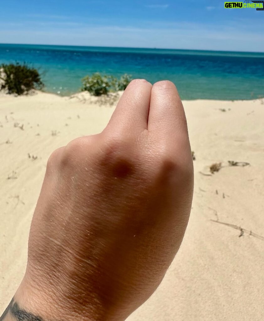 Sónia Tavares Instagram - Fui ao mar colher cordões e no mar cordões colhi. 🌊 Deslize para a esquerda com o dedo indicador, para ver a outra fotografia, que eu postei, no seguimento da primeira, que somadas dão origem a esta graçola que tentei fazer, ignorando a legenda, que foi aleatória. Obrigada e desculpe las moléstias.