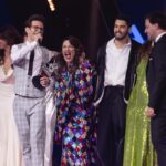 Sónia Tavares Instagram - E assim foi, a minha aventura no @thevoiceportugal Foram meses intensos de trabalho e emocionalmente foi um carrossel, mas não podia levar melhores memórias. Nem melhores pessoas. Em género de discurso de Óscar, mas sem o bacano, queria deixar o meu agradecimento a todos os que tiveram de levar comigo. Obrigada à equipa da @shineiberia (incansável) por darem o coiro e o cabelo desde o início e a cada gala, chega a ser bíblico 🙌 pela confiança nesta esquisitóide, sempre em nome da boa música. (Esta gente trabalha que nem mouros, heim?) Obrigada ao meu amigalhaço de sempre, Fernando Martins, sempre disposto a satisfazer os meu caprichos musicais; sem ele, não havia cançonetas para ninguém. Obrigada aos meus colegas, @saracorreiafado @fernandodaniel @antonio.zambujo por serem da melhor rapaziada com que me podia cruzar. Eu, que nem me apetecia nada fazer mais amigos, agora sou obrigada a ter saudades destes queridos do coração 🤬 A minha eterna reverência e amizade à minha rainha @catarinafurtadooficial e um beijo à minha mais nova @catarinabmaia por me encantaram com as suas mesuras e carinho Obrigada às enormes @cristinagomes.makeup e @helenavazpereira por conseguirem sempre transformar esta gata borralheira mal amanhada, em abóbora menina, com uma paciência de Job. Obrigada aos meus meninos todos pela entrega e um abracinho especial ao meu @man_tunes , que me oferecerá um camarote no altice arena daqui a uns anos, quando o esgotar. Os meus parabéns e admiração àquele que sabe mesmo andar nisto (nisto, da vida) o gigante @antonio.zambujo e ao seu querido Zé Pedro Bacelar 🙌✨ O meu agradecimento eterno à incrível Maria João, por ter aceite o meu convite e estar connosco na final E finalmente, o meu muito obrigada a todos vocês, que nos apoiaram durante este tempo todo. Se fomos a ver, também fiz tudo à minha maneira 🥹Fui livre e feliz! Viva a música ❤️