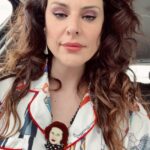 Sónia Tavares Instagram - Escuta, que a outra que anda de pijama na rua, agora é influencer … Então vamos lá : O colar é da @jewelsdontshine Os brincos da @rustika___ ( ambas , made in Portugal ) A camisa, apareceu-me nas sugestões de uma porcaria qualquer e é um…pijama. 😎 A mulher pode sair da cama, mas a cama nunca sai dela😴 Xaraaaaaã!!!! Bom fim de semana