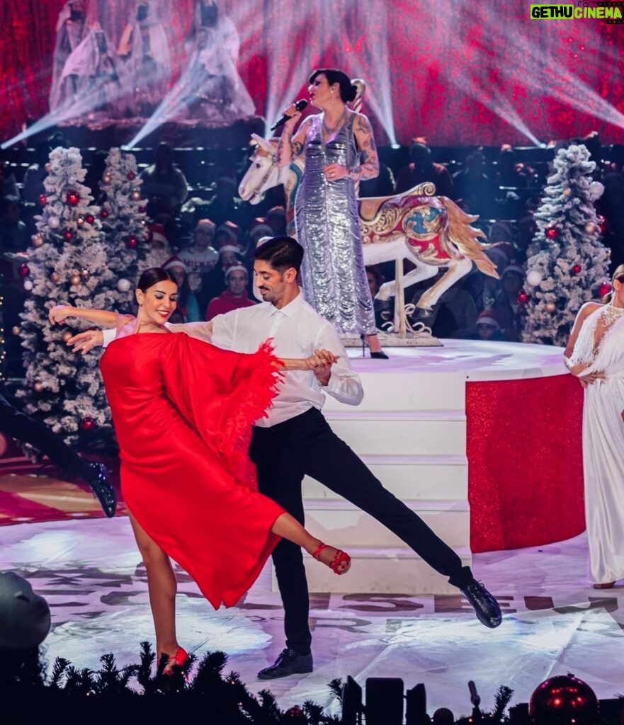 Sónia Tavares Instagram - Foi um gosto participar do circo de Natal da @rtppt onde tive a honra de cantar um música bonita para a querida @catarinafurtadooficial dançar 💃🏻✨❤️ Não deixem de assistir, hoje à noite. Feliz Natal