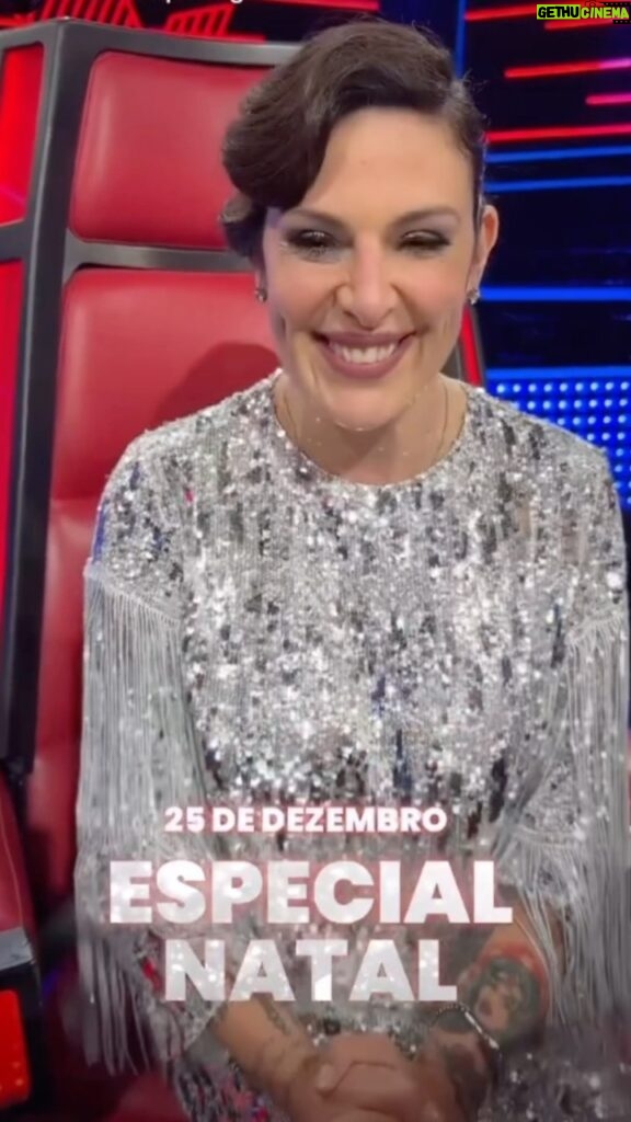 Sónia Tavares Instagram - Segunda feira há Festa no @thevoiceportugal Ahhhh e não se esqueçam de ir votando no mê Manéli @man_tunes até à final, dia 7Janeiro As votações estão abertas sempre. ☎️ 761200145 Atenção - Se escreveram cartas ao Pai Natal , mas acharam que por algum motivo o entendimento seria melhor em Ingles, certifiquem-se que escreveram Dear Santa e não Dear Satan. HÔ HÔ HÔ ✨ @shineiberia @thevoiceportugal @rtppt