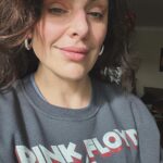 Sónia Tavares Instagram - Dica de lifestyle da semana Se tiver de sair à rua e fingir que não tem o pijama debaixo da roupa, esfregue as bochechas com batom do cieiro e use uns brincos sérios. #fibromerdalgia
