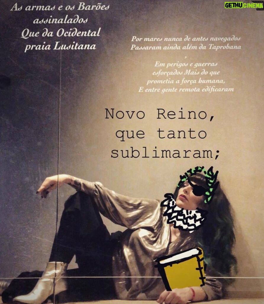 Sónia Tavares Instagram - Já vos disse que o meu poeta preferido é Camões? As comemorações dos 500 anos começam a 12 de março, mas eu decidi antecipar o vídeo de abertura. Parabéns Cami 🙌 “𝑄𝑢𝑎𝑛𝑑𝑜 𝑣𝑒𝑗𝑜 𝑞𝑢𝑒 𝑚𝑒𝑢 𝑑𝑒𝑠𝑡𝑖𝑛𝑜 𝑜𝑟𝑑𝑒𝑛𝑎 𝑄𝑢𝑒, 𝑝𝑜𝑟 𝑚𝑒 𝑒𝑥𝑝𝑒𝑟𝑖𝑚𝑒𝑛𝑡𝑎𝑟, 𝑑𝑒 𝑣𝑜́𝑠 𝑚𝑒 𝑎𝑝𝑎𝑟𝑡𝑒， 𝐷𝑒𝑖𝑥𝑎𝑛𝑑𝑜 𝑑𝑒 𝑚𝑒𝑢 𝑏𝑒𝑚 𝑡𝑎̃𝑜 𝑔𝑟𝑎𝑛𝑑𝑒 𝑝𝑎𝑟𝑡𝑒， 𝑄𝑢𝑒 𝑎 𝑚𝑒𝑠𝑚𝑎 𝑐𝑢𝑙𝑝𝑎 𝑓𝑖𝑐𝑎 𝑔𝑟𝑎𝑣𝑒 𝑝𝑒𝑛𝑎， 𝑂 𝑑𝑢𝑟𝑜 𝑑𝑒𝑠𝑓𝑎𝑣𝑜r, 𝑞𝑢𝑒 𝑚𝑒 𝑐𝑜𝑛𝑑𝑒𝑛𝑎， 𝑄𝑢𝑒 𝑎 𝑑𝑜𝑟 𝑑𝑎 𝑎𝑢𝑠𝑒̂𝑛𝑐𝑖𝑎 𝑓𝑖𝑐𝑎 𝑚𝑎𝑖𝑠 𝑝𝑒𝑞𝑢𝑒𝑛𝑎． 𝑀𝑎𝑠 𝑐𝑜𝑚𝑜 𝑝𝑜𝑑𝑒 𝑠𝑒𝑟 𝑞𝑢𝑒 𝑛𝑎 𝑚𝑢𝑑𝑎𝑛𝑐̧𝑎 𝐷𝑒 𝑚𝑒 𝑛𝑎̃𝑜 𝑎𝑝𝑎𝑟𝑡𝑎𝑟 𝑡𝑎𝑚𝑏𝑒́𝑚 𝑑𝑎 𝑣𝑖𝑑𝑎？ 𝐸𝑢 𝑟𝑒𝑓𝑟𝑒𝑎𝑟𝑒𝑖 𝑡𝑎̃𝑜 𝑎́𝑠𝑝𝑒𝑟𝑎 𝑒𝑠𝑞𝑢𝑖𝑣𝑎𝑛𝑐̧𝑎， 𝑆𝑒𝑚 𝑠𝑒𝑛𝑡𝑖𝑟 𝑚𝑢𝑖𝑡𝑜 𝑎 𝑝𝑒𝑛𝑎 𝑑𝑎 𝑝𝑎𝑟𝑡𝑖𝑑𝑎.”