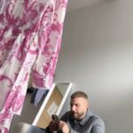 Sıla Şahin Instagram - Wenn dein Kollege dir sein Herz ausschüttet und du einfach kein bock auf Deeptalk hast @filip_pavlovic1 @jankepaul #strumpfhose #kollege #funnytimes #bffgoals #awz @alleswaszaehlt #anstalt #deeptalk #undercover
