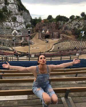 Sıla Şahin Instagram - 2017 am Kalkberg in Segeberg , nach 7 Jahren habe ich wieder die Ehre ! 
Ich freue mich auf den Sommer 
#sevenyearsago #winnetou #freilichttheateramkalkberg #happygirl #liebegehtraus