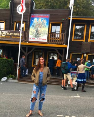 Sıla Şahin Instagram - 2017 am Kalkberg in Segeberg , nach 7 Jahren habe ich wieder die Ehre ! 
Ich freue mich auf den Sommer 
#sevenyearsago #winnetou #freilichttheateramkalkberg #happygirl #liebegehtraus