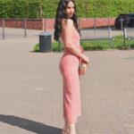 Sıla Şahin Instagram - Guten Morgen ☀️. Zurück in Köln nur noch 2 Wochen ,dann ist Köln erstmal vorbei .. Endlich Sonne Leute freut ihr euch auch so sehr über das gute Wetter? Welches Bild ist euer Favorit? 1 .. 2 ..oder 3 .. auf dem letzten Bild seht ihr meine lieblings Absatzsansandale Temmi in metallic gold sie sind sehr bequem ,auch auf längeren Spaziergängen in der prallen Sonne habe ich getestet 😊👍☀️ #gold #temmi#palado Hoffe ihr hattet schöne Feiertage ?