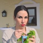 Sıla Şahin Instagram - Bei mir gerade so wie im Video halt, ich bin ehrlich . Was ist mit Euch ? Wie steht ihr zu Diäten ? Wie haltet ihr euch fit ? Ich muss sagen, mir fällt es sehr sehr schwer sich an einen Speiseplan zu halten ,Kalorien zu zählen und immer gesund zu essen. Auch jeden 2.Tag Sport zu machen ist echt ne Überwindung für mich ! ich bin ehrlich als hätte ich nicht genug zu tun 🫣. Wie kann man denn seinen Inneren Schweinehund besiegen? Oder scheiss auf besiegen .. Reicht schon wenn ich mit ihm ins Geschäft komme ? 🤝 🙃😅Ich gebe zu ,ich bin ein Sportmuffel und ich liebe Essen einfach so sehr es gibt so leckeres Essen einfach .. sükür .. 🙏😅🤣🐝 ich liebe es zu kochen egal für wen und mit Freunden essen zu gehen ist mein Hobby . Liebs einfach 🙈💓 .. habe schon so oft probiert etwas regelmäßig durchzuziehen ,aber ich bin am Anfang immer Feuer und Flamme 🔥 muss am Sternzeichen liegen … 😄 ( Feuerzeichen ) und dann is auch wieder gut ,sobald es erlischt .. Wie macht ihr das denn ? Was sind eure Ideen ? Wie geht ihr damit um ? Macht ihr Diäten? #keinbockaufdiescheiße #diät #fuckuschweinehund