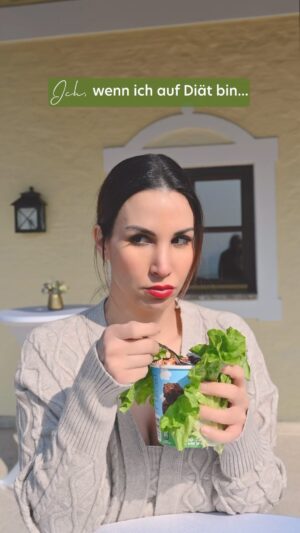 Sıla Şahin Instagram - Bei mir gerade so wie im Video halt, ich bin ehrlich . Was ist mit Euch ? Wie steht ihr zu Diäten ? Wie haltet ihr euch fit ? Ich muss sagen, mir fällt es sehr sehr schwer sich an einen Speiseplan zu halten ,Kalorien zu zählen und immer gesund zu essen. Auch jeden 2.Tag Sport zu machen ist echt ne Überwindung für mich ! ich bin ehrlich als hätte ich nicht genug zu tun 🫣. Wie kann man denn seinen Inneren Schweinehund besiegen? Oder scheiss auf besiegen .. Reicht schon wenn ich mit ihm ins Geschäft komme ? 🤝
🙃😅Ich gebe zu ,ich bin ein Sportmuffel und ich liebe Essen einfach so sehr es gibt so leckeres Essen einfach .. sükür .. 🙏😅🤣🐝 ich liebe es zu kochen egal für wen und mit Freunden essen zu gehen ist mein Hobby . Liebs einfach 🙈💓 .. habe schon so oft probiert etwas regelmäßig durchzuziehen ,aber ich bin am Anfang immer Feuer und Flamme 🔥 muss am Sternzeichen liegen … 😄 ( Feuerzeichen ) und dann is auch wieder gut ,sobald es erlischt .. Wie macht ihr das denn ? Was sind eure Ideen ? Wie geht ihr damit um ? Macht ihr Diäten? #keinbockaufdiescheiße #diät #fuckuschweinehund