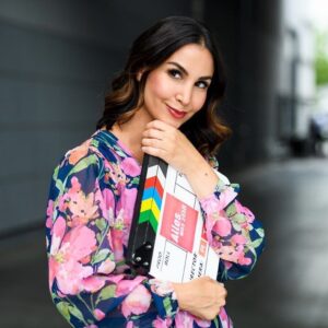 Sıla Şahin Instagram - Meine Lieben 🥰 

I am back meine lieben Leute 📺 
nicht in Berlin,  aber dafür in Essen bei den Steinkamps 😍Ich wollte mich bei euch bedanken für eure lieben Nachrichten zu meinem Einstieg bei @alleswaszaehlt 🥂🫶 
Das freut mich wirklich von Herzen ,  hatte das alles vermisst.. 💓🥹
Ich freue ich mich über meine tollen Kollegen und die neuen Abenteuer 🥳 . Mit einigen hatte ich schon das Vergnügen zu Arbeiten , mit anderen dann hoffentlich bald . Habe schon Wunschkandidaten 😋 Ihr auch ? 😄😍Es bleibt also spannend ! ich hoffe sehr , dass ihr bald genauso viel Spass an meiner Rolle Miray haben werdet  wie ich auch . Im August ist es soweit, dann bin ich wieder bei euch zu Hause auf der Matscheibe immer 19.05 beim @rtl_com , diesmal vor Gzsz ätsch 😛😍 Werde  euch bald natürlich auch mehr Fragen beantworten 🙏 Schönen Abend
 / Fotos Julia Feldhagen #neueskapitel #awz #miray #ufaserialdrama