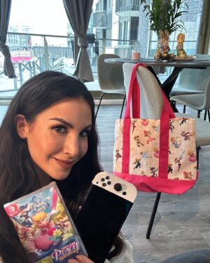 Sıla Şahin Instagram - Ihr Lieben 🫶 

Anzeige 
Hoffe ihr genießt eure Feiertage ? Morgen kommt der Osterhase und deshalb verlose ich gemeinsam mit @nintendoswitchde , die neuste  Nintendo Switch OLED 
in weiss, dazu gibt es das neuste Spiel von Princes Peach: Showtime ! 
Alles was ihr tun müsst . Kommentiert den Beitrag , verlinkt eure Freunde und schreibt bitte auf welches Princes Peachs Lieblingsverwandlung sein könnte … 
Ich suche dann die Gewinner*in dann aus ! 
Viel Glück und happy easter 🐰🥚🐣 💗! 
#princespeachshowtime #nintendoswitch #switcholed #gewinnspiel 

*Teilnahmebedingungen: Die Gewinner*in werden per Zufallsprinzip ermittelt & per DM informiert. Gewinner, die nicht innerhalb von einer Woche auf die Gewinnbenachrichtigung reagieren, verlieren den Gewinnanspruch. Eine Barauszahlung ist nicht möglich und der Rechtsweg ist ausgeschlossen. Das Gewinnspiel steht in keiner Verbindung zu Instagram und Facebook. Das Gewinnspiel ist ohne Gewähr.