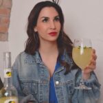 Sıla Şahin Instagram - Es gibt Tage da hilft eben nur ein Limoncello Spritz 😜,wenn das Leben dir Zitronen 🍋 🍋gibt ,mach mit deiner Freundin einfach ein Limoncello Spritz draus .Daumen hoch 👍 wenn ihr das gerade genauso fühlt … Gefühlt ist das Wochenende immer viel zu kurz 🌪️ . Wem geht es genauso? Lasst bitte ein 💓 da und taggt mit wem ihr den gerne trinken würdet natürlich nur in Maßen mir reicht immer ein Glas dann is eigentlich schon …ciao bella ciao ciao ciao angesagt 😅👌. Auf unseren noch nicht vergebenen und unverheirateten Trauzeugen @giangiuma … 😀Girls er kommt aus Italien um genau zu sein aus Sizilien und kennt sich mit Limoncello und Zitronen daher bestens aus 😃😂👍🍋👌#limoncellospritz #sowieichihnkenne #sommerdrink 🇮🇹