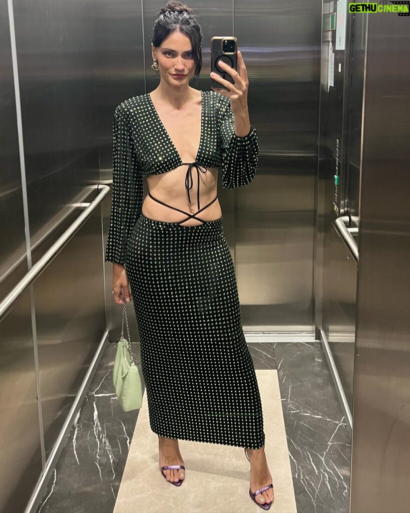 Saadet Işıl Aksoy Instagram - Instagrammable bir gece daha.. 🥝🐉🪲 Teşekkür ederim @tugce.kilincli ve @beymen 💚