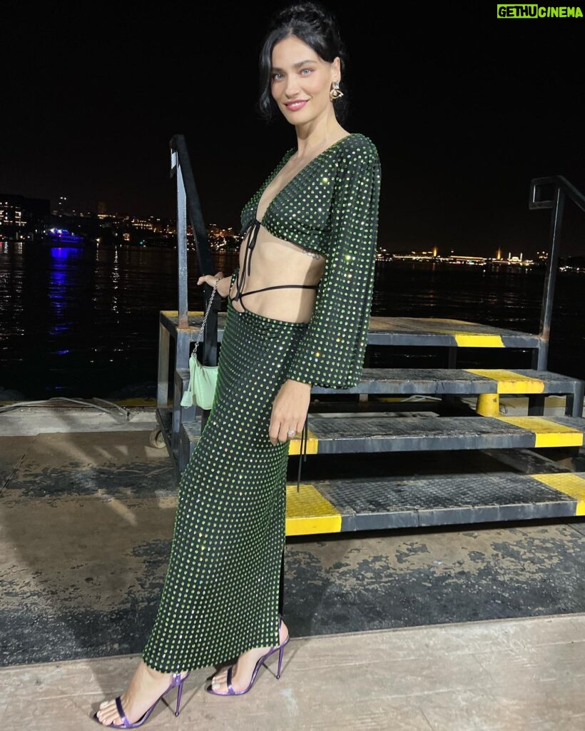 Saadet Işıl Aksoy Instagram - Instagrammable bir gece daha.. 🥝🐉🪲 Teşekkür ederim @tugce.kilincli ve @beymen 💚