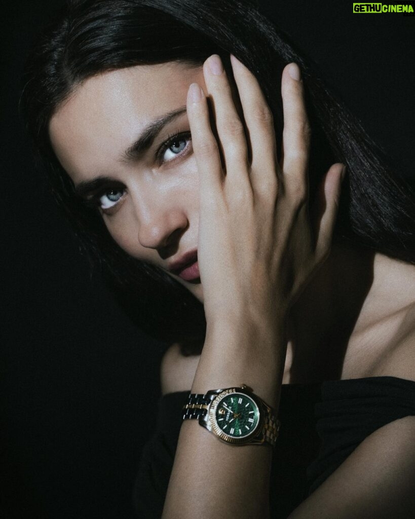 Saadet Işıl Aksoy Instagram - Versace Greca Time Lady… Sadece 3 kelime: Göz alıcı, Zamansız, Benzersiz. @saatvesaat #saatvesaat #versace #versacewatches