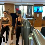 Saadet Işıl Aksoy Instagram - Keyifse keyif, partiyse parti, sporsa spor, çeşit çeşit aktivite.. (o şişme zamazingonun zirvesine çıktık bu arada ama biraz uzun sürdüğü için kayıt yok😬) Harika bir grup insanla müthiş bir tatil, müthiş bir yaz açılışıydı. Teşekkürler @inankirdemir @lofficielturkiye 🤍 #davet #prgift