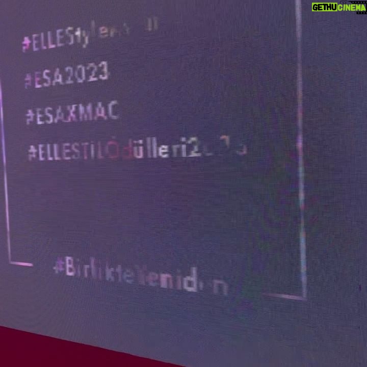 Saadet Işıl Aksoy Instagram - Dün geceden bazı güzel anlar, güzel insanlar, güzel karşılaşmalar.. 🙏🏻💫#ellestyleawards2023 Styling: @vedatesendere 💗 Elbise: @museumoffineclothing 🖤