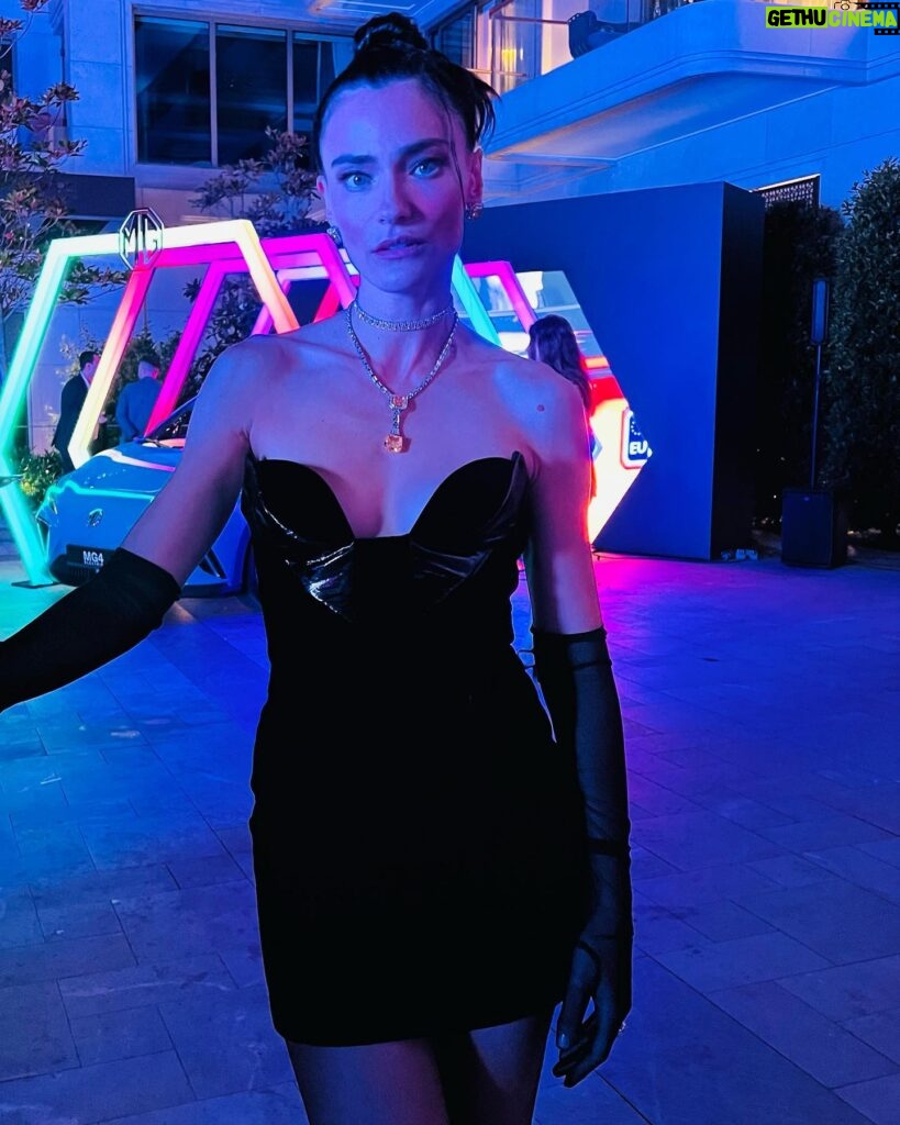 Saadet Işıl Aksoy Instagram - Dün geceden bazı güzel anlar, güzel insanlar, güzel karşılaşmalar.. 🙏🏻💫#ellestyleawards2023 Styling: @vedatesendere 💗 Elbise: @museumoffineclothing 🖤