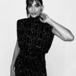 Saadet Işıl Aksoy Instagram - Dün gecenin tatlı bir özeti.. Son foto da balkabağına dönüşme anım, severiz.. 🥰 Teşekkürler @marieclairetr @ecesisik @raisavanessa @monapetrajewelry @erkanuluc @essalonhairandbeauty 🩵 #marieclaire35