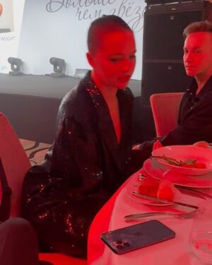 Sabina Akhmedova Instagram - Спасибо премии ОК! @okmagazine_ru прежде всего за возможность увидеть и обнять близких людей в теплой атмосфере, которая уже стала традицией.🤍

Dress @saynomore.moscow 
Jewlery @mercury_russia 
Style @aleksandra.georgie @anastasiabocharova