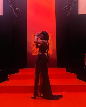 Sabina Ddumba Instagram - ELLEGALAN2024 🖤

Always a pleasure and an honor wearing my big sister’s design! @zelamfezzahaye