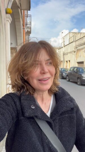 Sabina Guzzanti Instagram - Vi racconto #leverdicollinefellafrica ! Lo spettacolo più enigmatico del momento 😉 forse manca un pezzetto? Ne riparleremo… si vede che l’ha tagliato