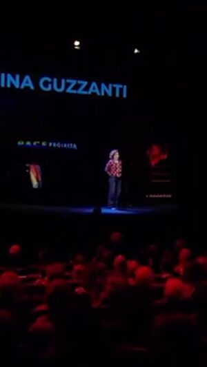 Sabina Guzzanti Instagram - Vi ricordate in che modo si è parlato della guerra i primi tempi? ora il dibattito è più aperto perché la situazione è irreversibile ma i meccanismi della propaganda sono sempre gli stessi. Pace proibita 2/5/22 l’intervento intero è su YouTube
