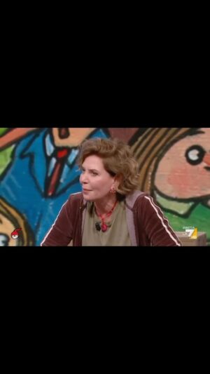 Sabina Guzzanti Instagram - la condanna unanime su ogni manifestazione di dissenso, tuttalpiù benevola: “a 20 è comprensibile “ stare sul divano resta l’atteggiamento più apprezzato dal sapiens italico.