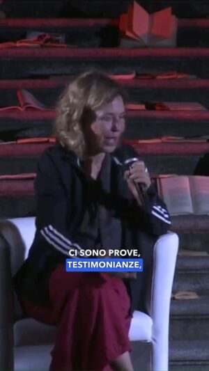 Sabina Guzzanti Instagram - Presentando #anonnimus la discussione è sempre più interessante 🤞🏾