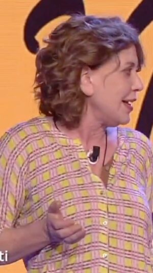 Sabina Guzzanti Instagram - Per chi si è perso l’ultima puntata, tanto tttattà e pippe al sugo a volontà, ma questo è solo un pezzetto il resto su YouTube
