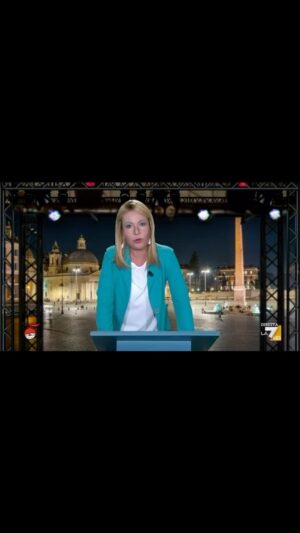 Sabina Guzzanti Instagram - Eia eilà alalà amici. Quanto è duro togliersi il vizio #AccaLarentia