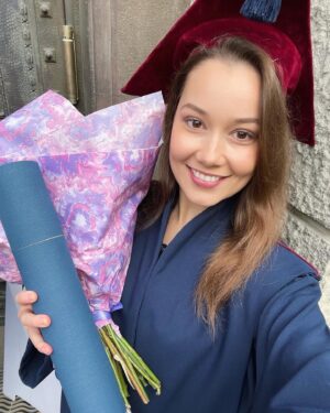 Sabina Rojková Instagram - Mgr. 👩🏻‍🎓🥳 Bylo vážně šílený dál studovat a k tomu nonstop pracovat, ale dala jsem to a jsem ráda, že jsem do toho šla! Díky všem mým blízkým, že to se mnou vydrželi, protože to fakt nebylo lehký 😂❤️#mediastudy #middleeast