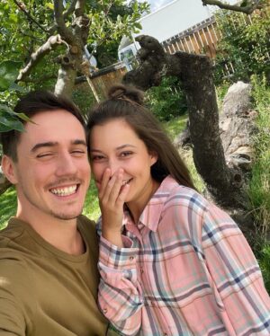 Sabina Rojková Instagram - Nina a Martin zase spolu😍🎬🔜 #costehasici @tvnovaofficial #tvnova a první sérii Hasičů můžete sledovat na @voyo_cz :)