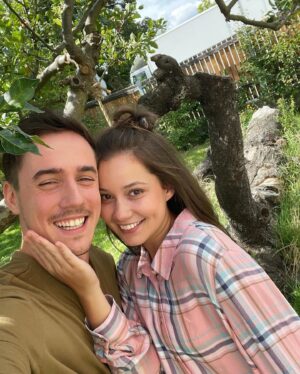 Sabina Rojková Instagram - Nina a Martin zase spolu😍🎬🔜 #costehasici @tvnovaofficial #tvnova a první sérii Hasičů můžete sledovat na @voyo_cz :)