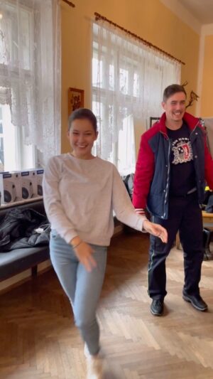 Sabina Rojková Instagram - Za chvilku - ve 20:20 na @tvnovaofficial první díl druhé série “Co ste hasiči”😍 Nina a Martin - nová dobrodružství😂 #costehasici #tvnovaofficial  @radek.melsa