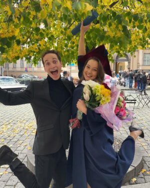 Sabina Rojková Instagram - Mgr. 👩🏻‍🎓🥳 Bylo vážně šílený dál studovat a k tomu nonstop pracovat, ale dala jsem to a jsem ráda, že jsem do toho šla! Díky všem mým blízkým, že to se mnou vydrželi, protože to fakt nebylo lehký 😂❤️#mediastudy #middleeast