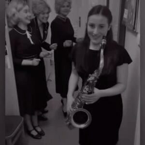 Sabina Rojková Instagram - Pozítří jsme si spolu měly zase zahrát. Přes deset let kolegyně, moje velká opora v začátcích, nesmírně si toho vážím. Silná žena a obrovská osobnost. Simonka…🤍