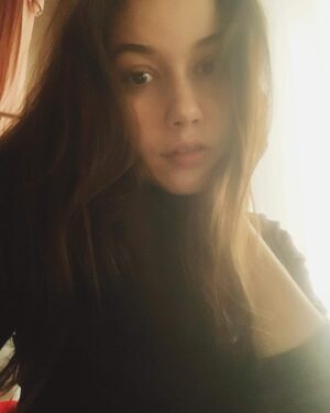 Sabina Rojková Instagram - doma je tam, kde i spíš.. #divadlonavinohradech