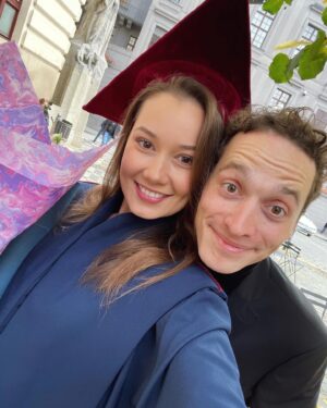 Sabina Rojková Instagram - Mgr. 👩🏻‍🎓🥳 Bylo vážně šílený dál studovat a k tomu nonstop pracovat, ale dala jsem to a jsem ráda, že jsem do toho šla! Díky všem mým blízkým, že to se mnou vydrželi, protože to fakt nebylo lehký 😂❤️#mediastudy #middleeast